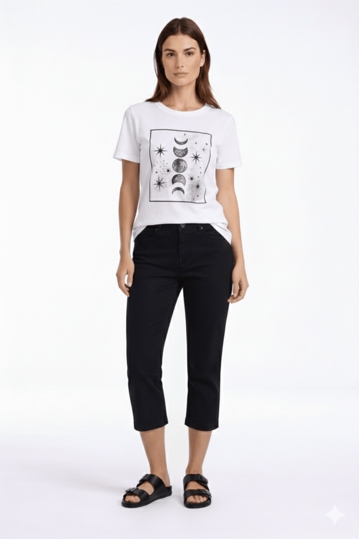 Femme portant un pantalon capri ajusté noir avec un t-shirt blanc, mettant en valeur la silhouette pour un look moderne et quotidien.
