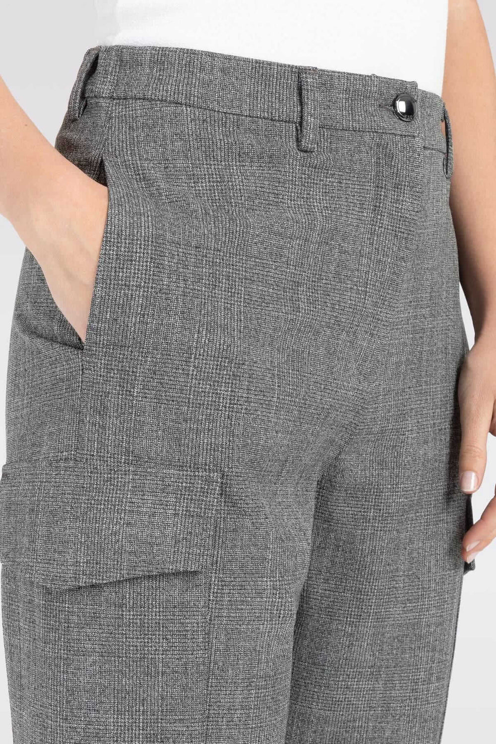 Pantalon cargo RACHEL en bi-stretch, coupe ample, poches plaquées grises, taille élastique, toucher doux.