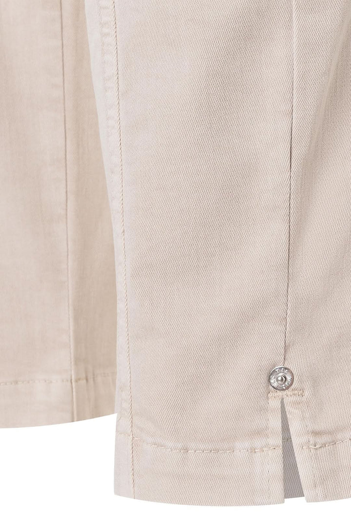 Détail du tissu gabardine stretch ivoire antique du Pantalon cargo Ruby 2.3 avec couture et bouton, style épuré et utilitaire.