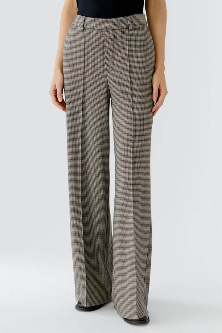 Pantalon à carreaux ample et fluide avec pli français, taille régulière pour un look élégant et professionnel.