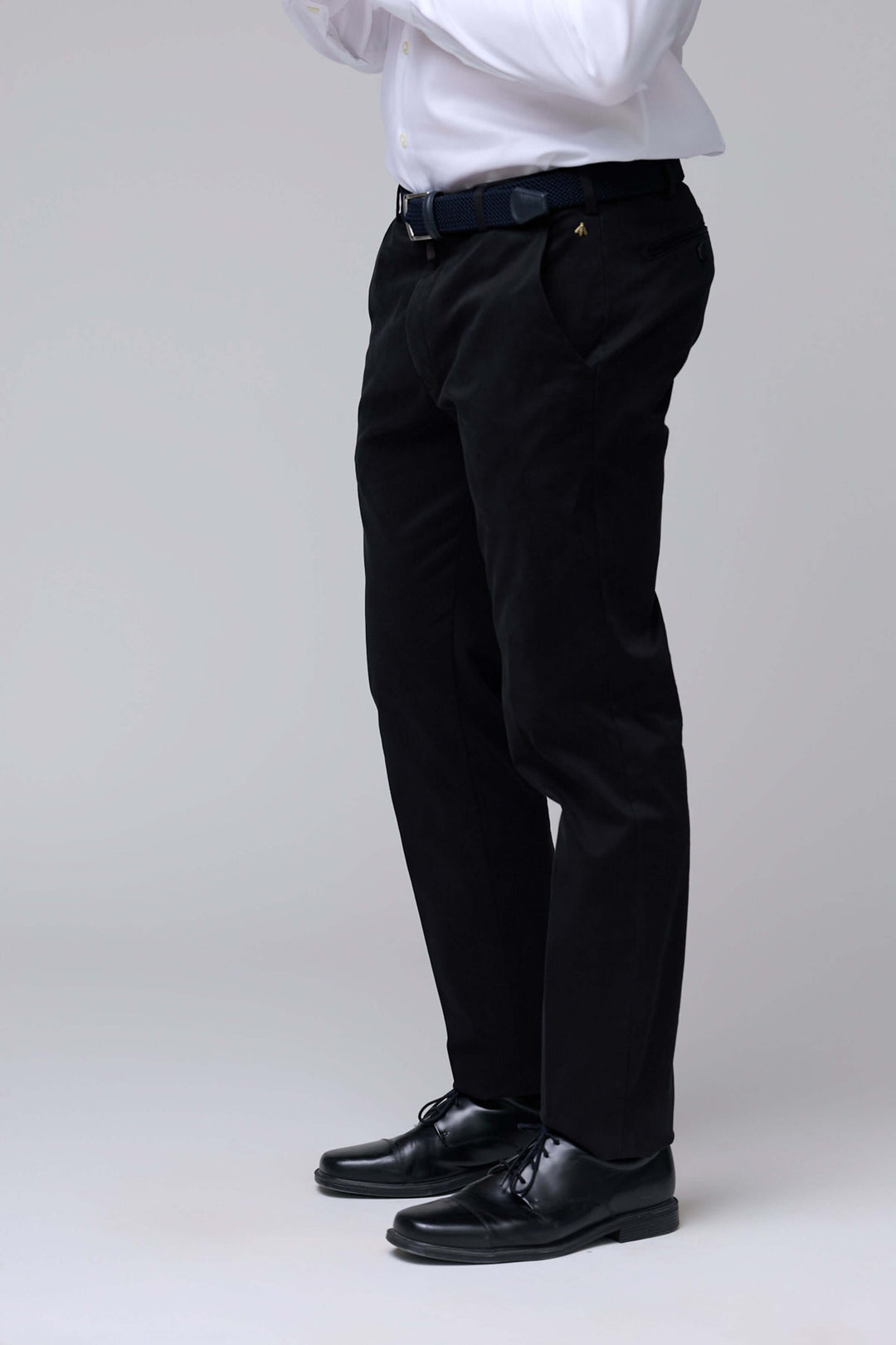 Pantalon chino ajusté noir pour un look professionnel et décontracté avec tissu extensible et poches passepoilées latérales.