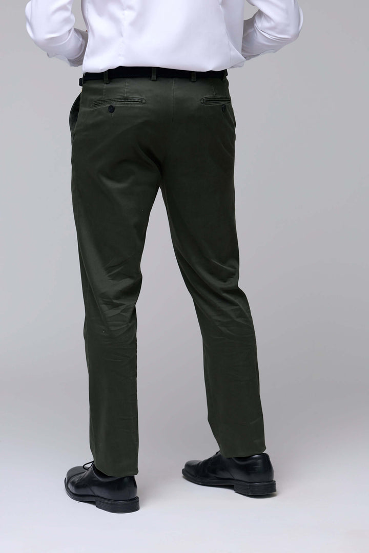 Homme portant un pantalon chino ajusté, vue arrière, coupe moderne et raffinée, tissu extensible, couleur vert kaki.