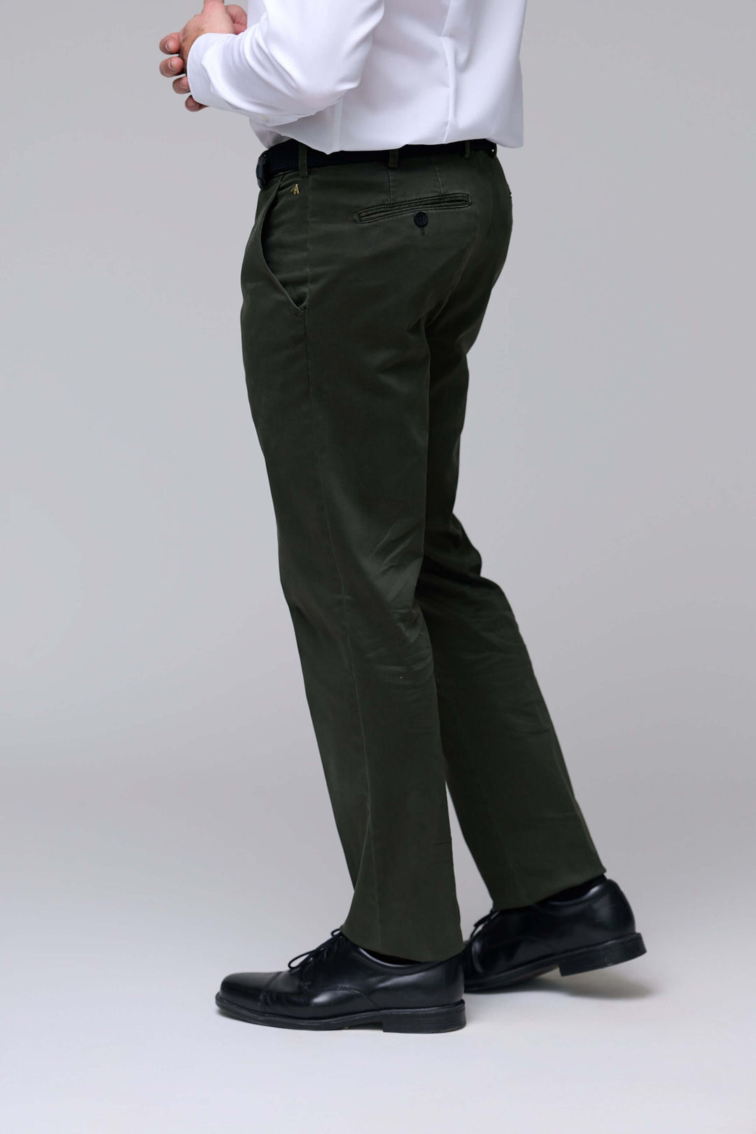 Pantalon chino ajusté vert avec coupe droite, offert pour un look professionnel et décontracté, idéal avec une chemise blanche.