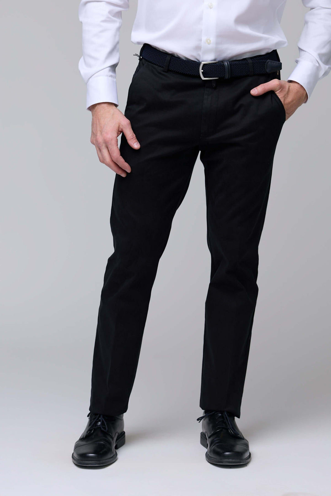 Homme portant un pantalon chino ajusté noir avec une chemise blanche pour un look moderne et professionnel, pantalon chino ajusté