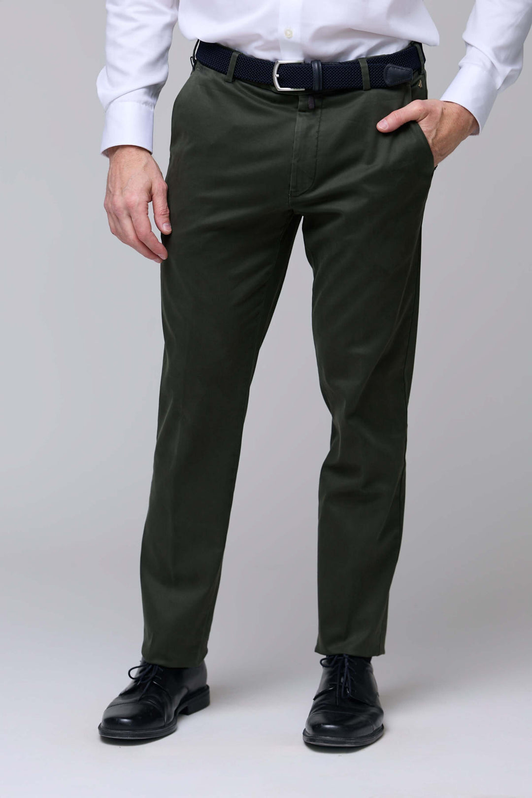 Pantalon chino ajusté vert, coupe moderne avec tissu extensible, idéal pour un look professionnel et décontracté.