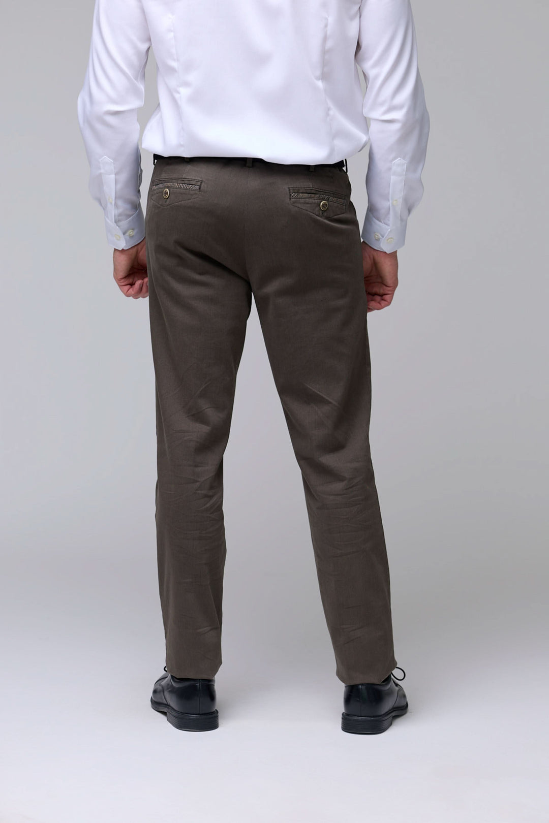 Vue arrière du pantalon chino stretch marron, homme en chemise blanche, coupe moderne, tissu doux extensible, cinq poches fonctionnelles.