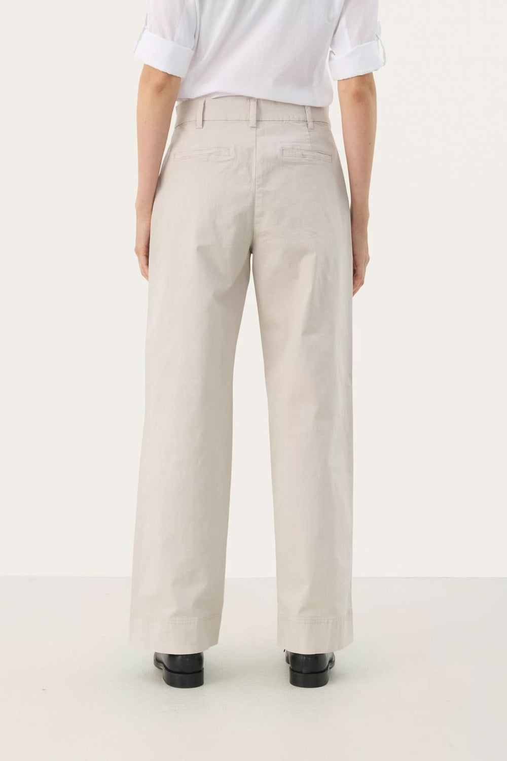 Vue arrière du Pantalon à coupe droite, couleur beige, pour un look moderne et confortable.
