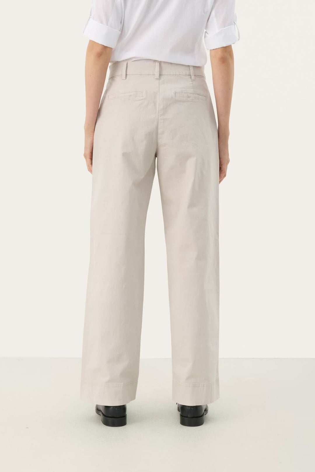 Vue arrière du Pantalon à coupe droite, couleur beige, pour un look moderne et confortable.