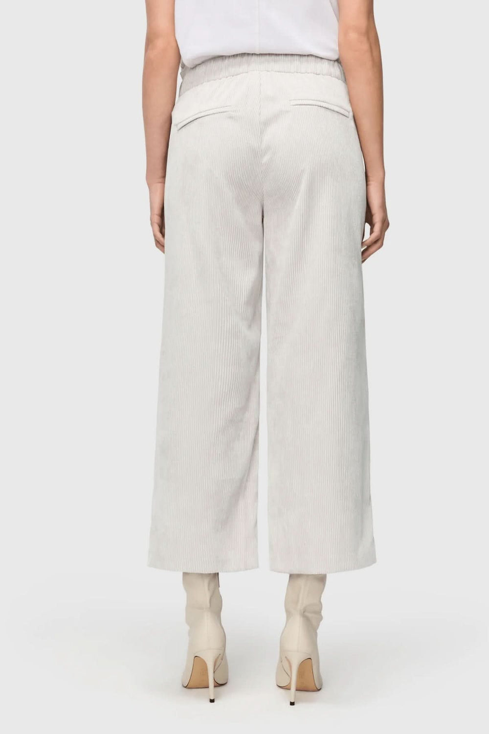 Pantalon court Chiara en velours côtelé, coupe droite et taille élastiquée, vue arrière.