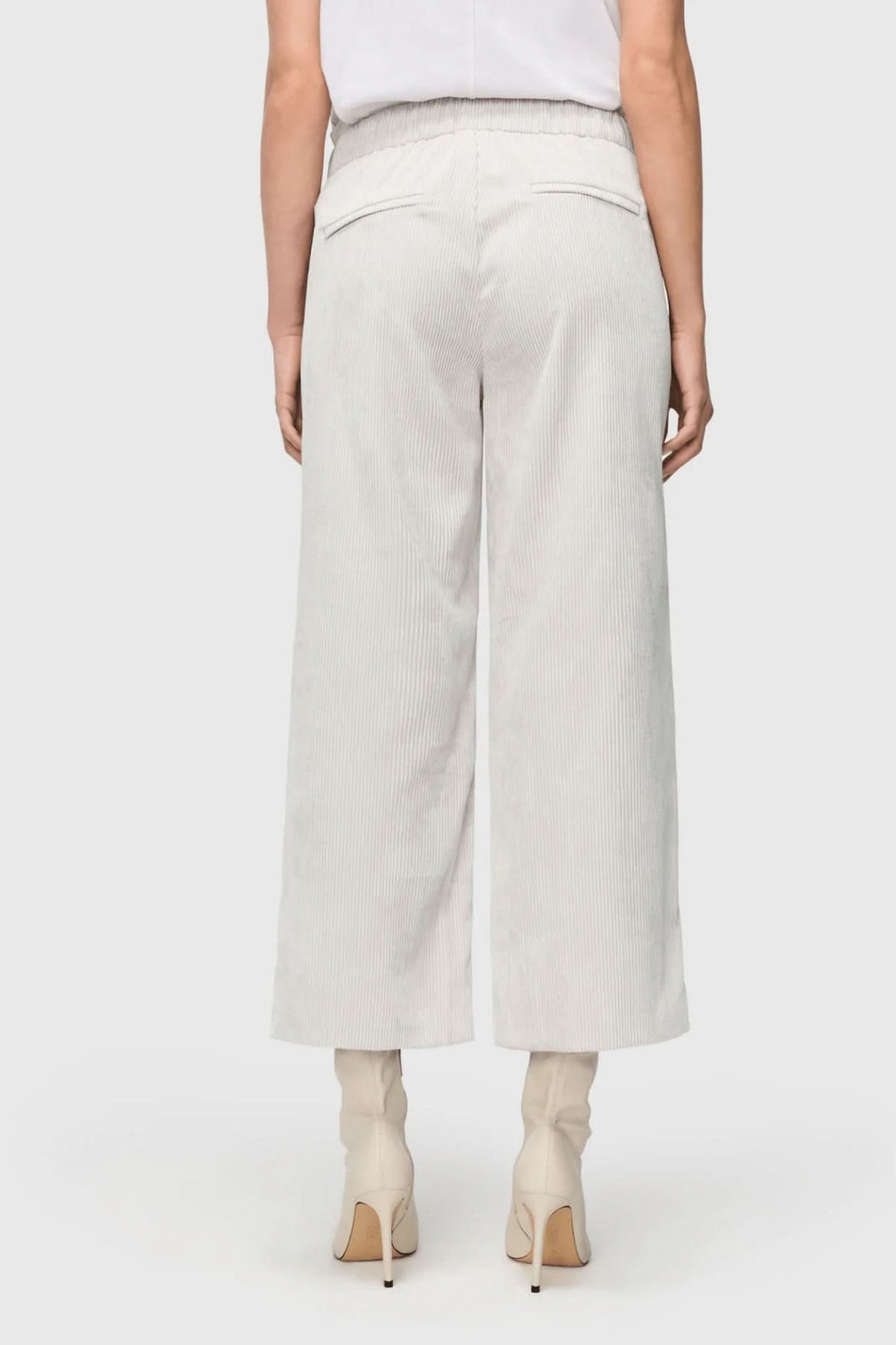 Pantalon court Chiara en velours côtelé, coupe droite et taille élastiquée, vue arrière.