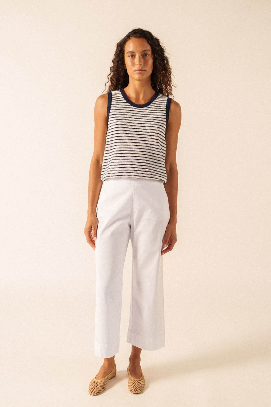 Femme portant le Pantalon de coton CHIARA ample et contemporain avec un haut rayé, idéal pour un look moderne et soigné.
