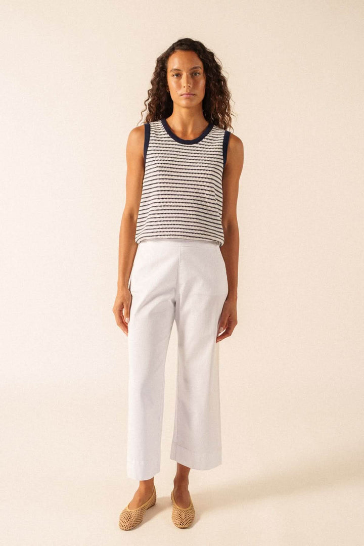 Femme portant le Pantalon de coton CHIARA ample et contemporain avec un haut rayé, idéal pour un look moderne et soigné.