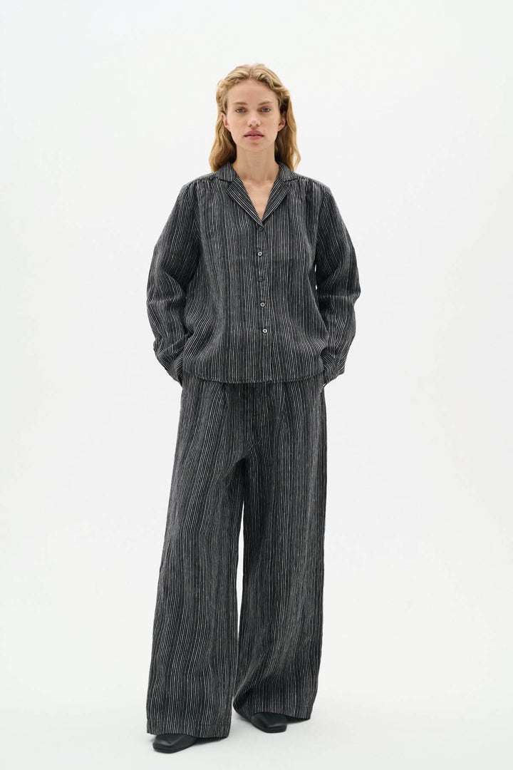 Pantalon de lin Solina, taille haute et jambe large, idéal pour un look décontracté et élégant.