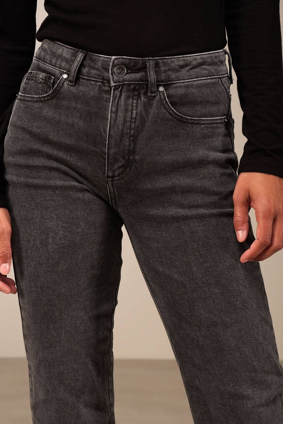 Pantalon droit en tissu extensible gris, cinq poches, coupe décontractée, pour un style moderne et confortable. Taille classique.