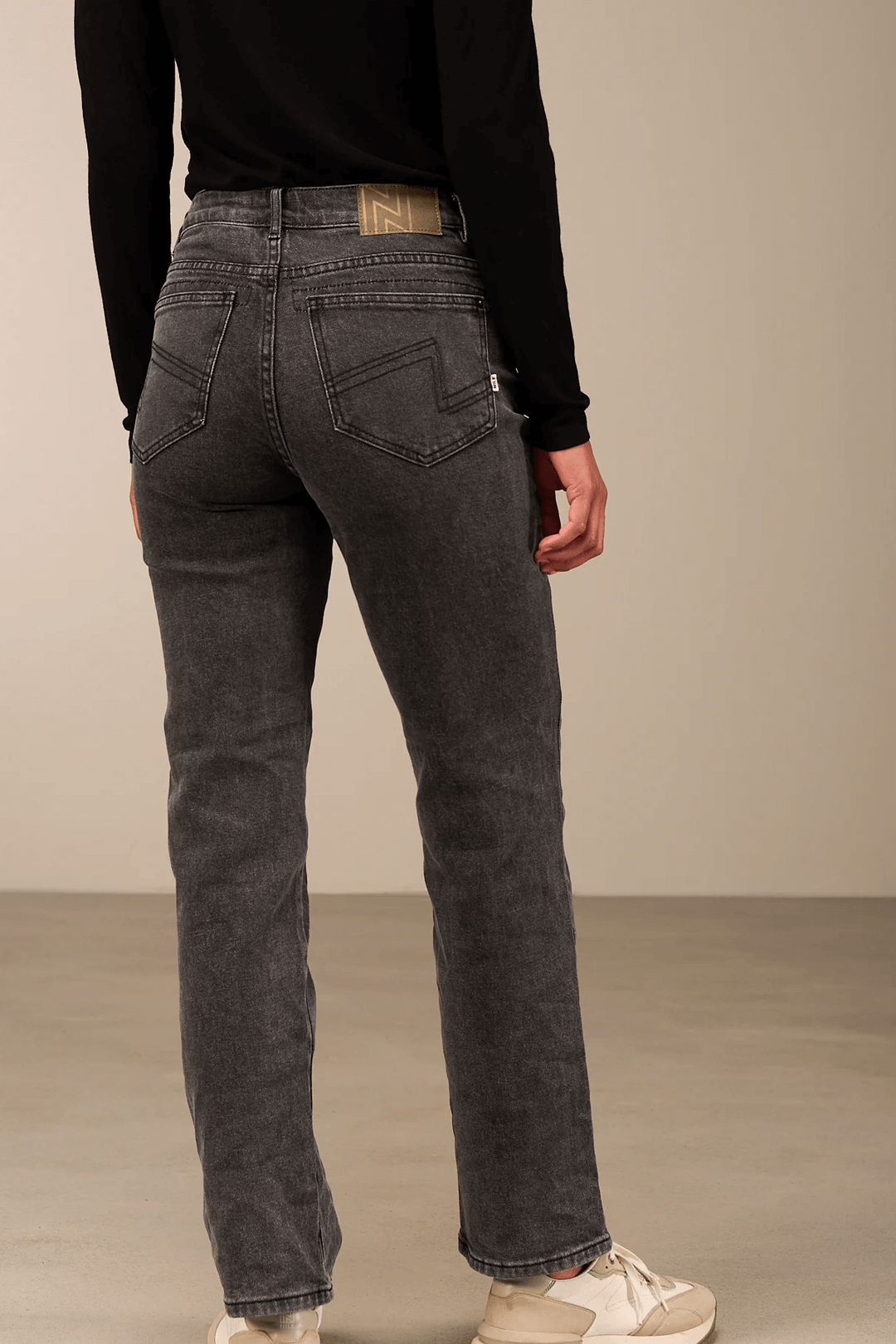 Vue arrière du pantalon droit gris, coupe décontractée, tissu extensible. Parfait pour style moderne avec chemise ou chandail.