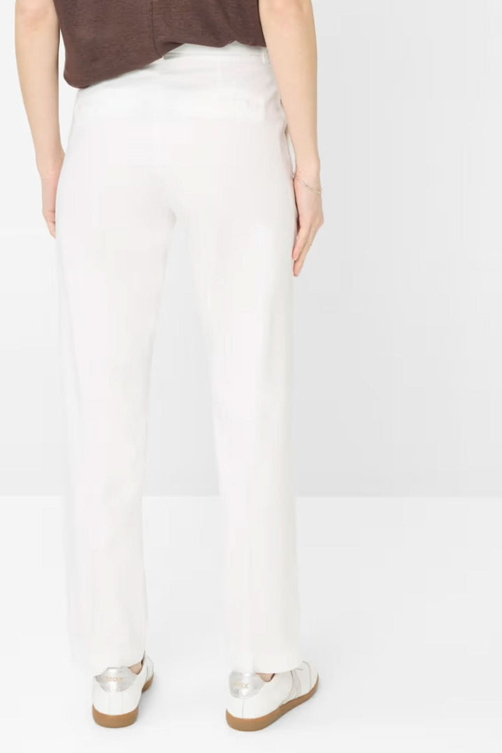 Vue arrière du Pantalon droit Madison en blanc avec ceinture intégrée et coupe classique.