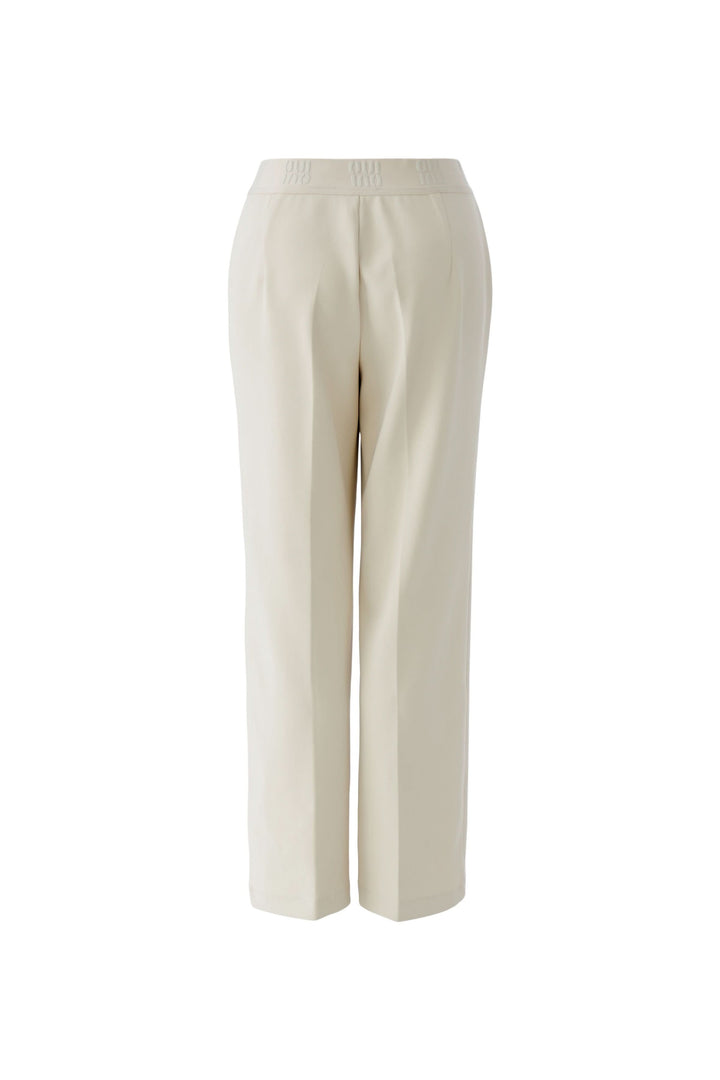 Pantalon droit à taille élastique logo pour une allure élégante avec plis marqués et poches latérales. Confort optimal et contemporain.