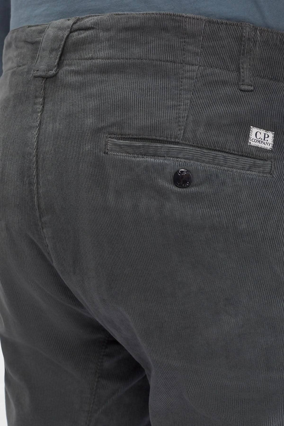 Détail du pantalon en corduroy C.P. Company, montrant la poche arrière et le logo.