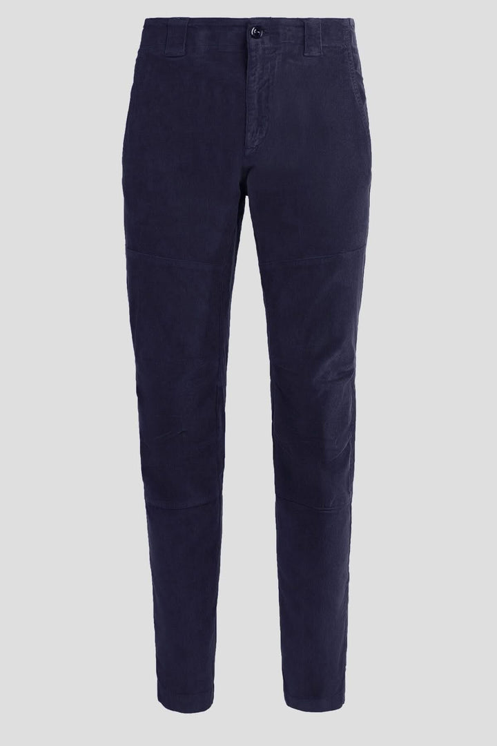 Pantalon en corduroy bleu marine, coupe ergonomique avec poches et logo C.P. Company.