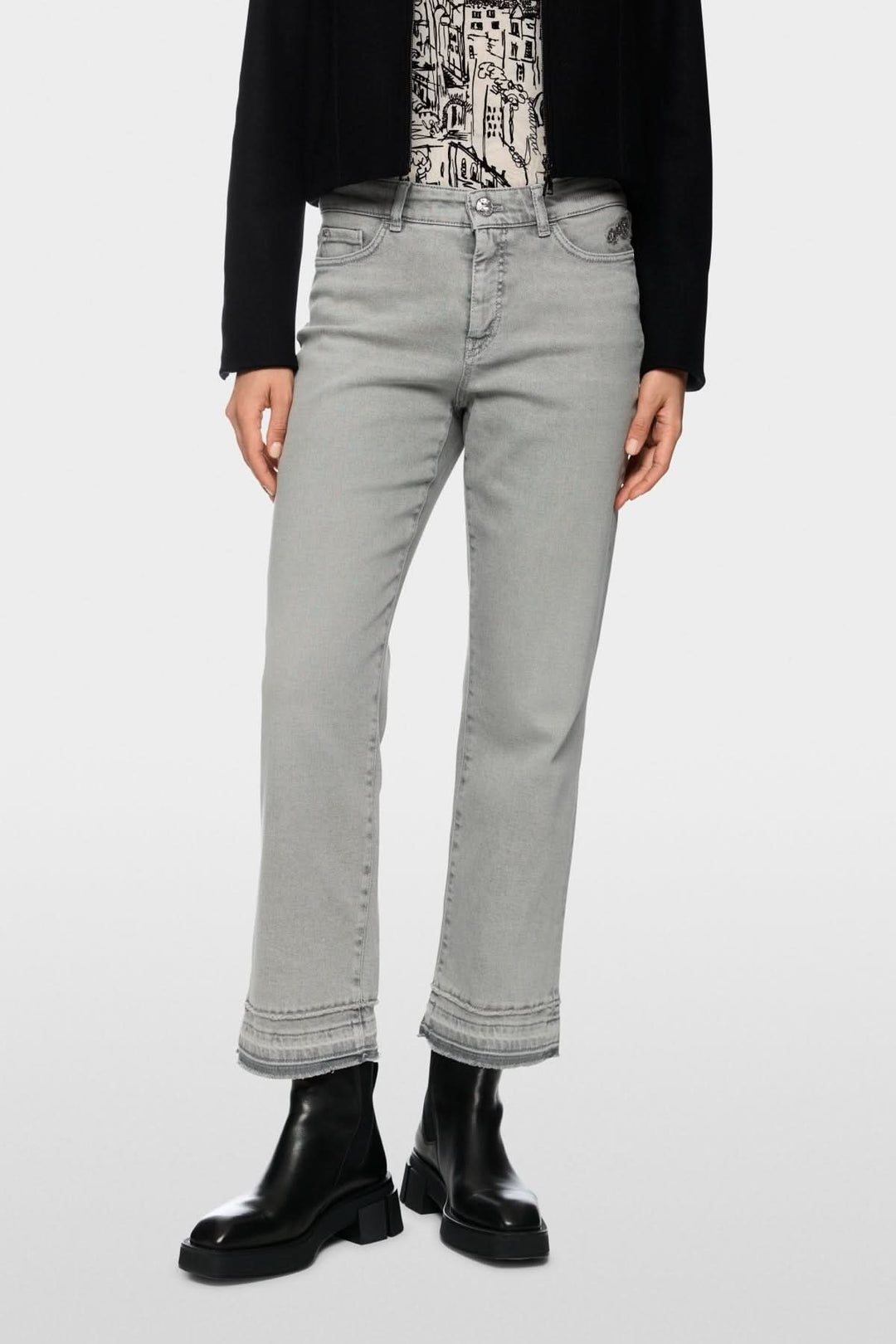 Pantalon en denim moderne avec coupe droite évasée et bas effiloché, idéal pour un style décontracté et contemporain.