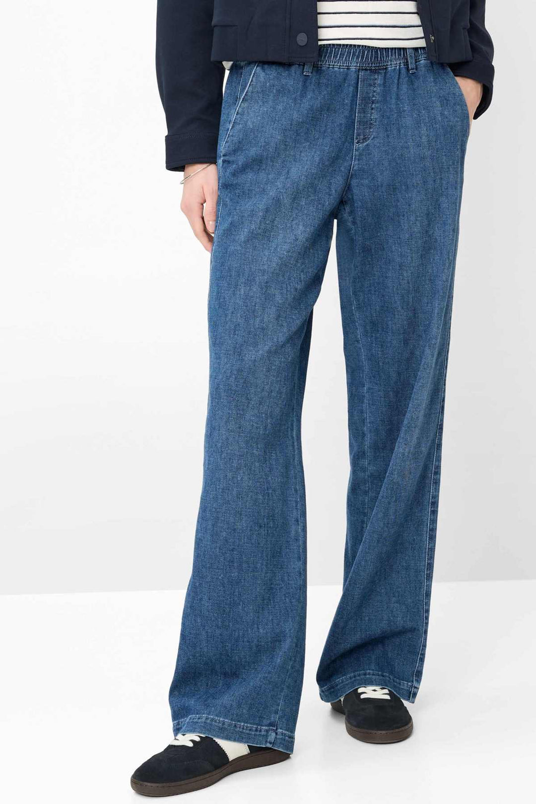 Pantalon en denim MAINE, coupe jambe large, taille élastique pour confort optimal et liberté de mouvement, style décontracté chic.