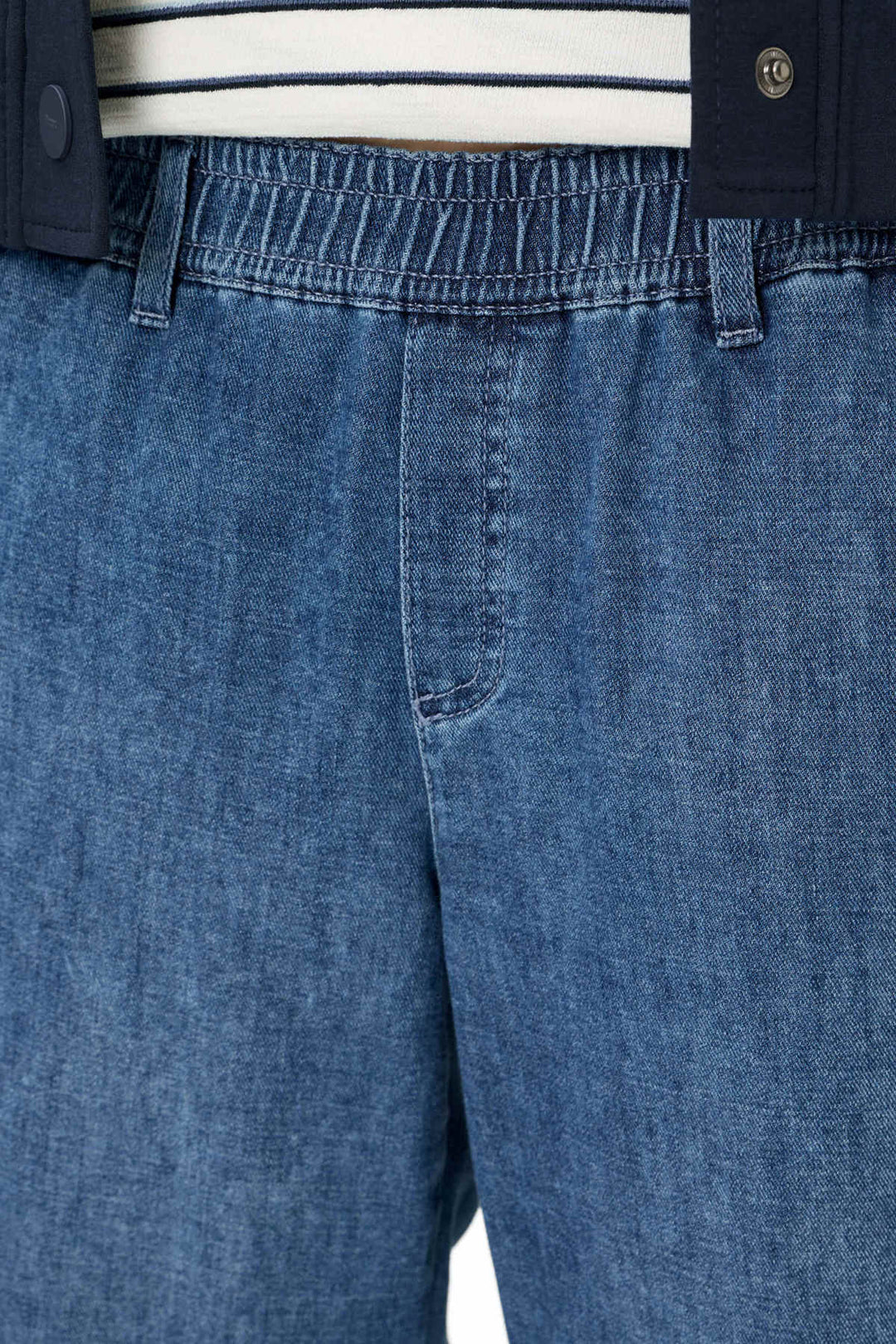 Pantalon en denim MAINE à taille élastique, coupe large, tissu léger pour un style casual chic. Décris moi le produit en français.