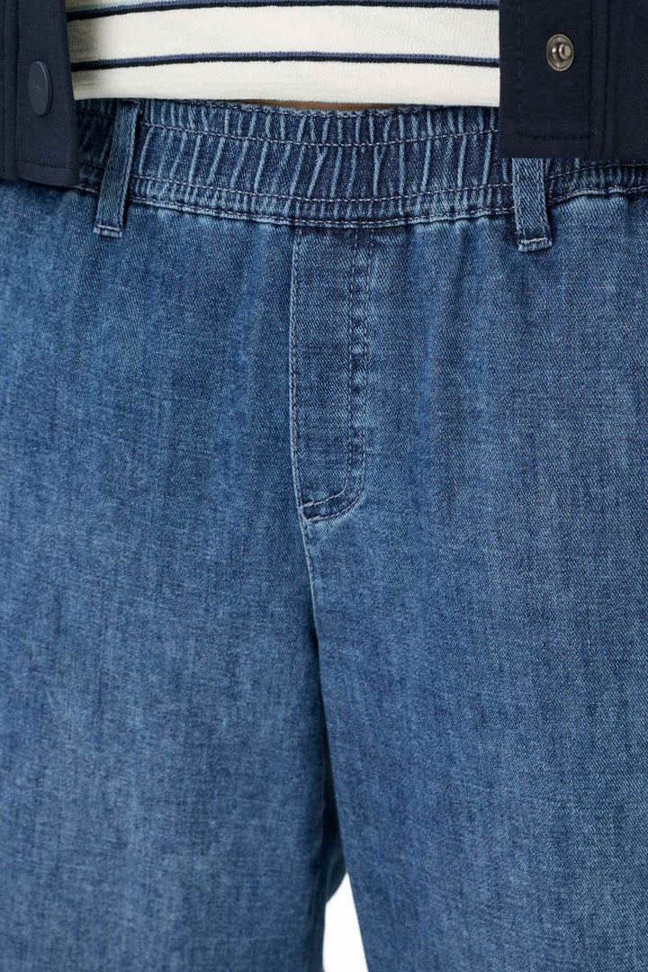 Pantalon en denim MAINE à taille élastique, coupe large, tissu léger pour un style casual chic. Décris moi le produit en français.