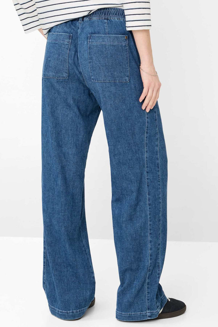 Pantalon en denim MAINE avec coupe jambe large et taille élastique pour un confort optimal et une silhouette décontractée moderne.