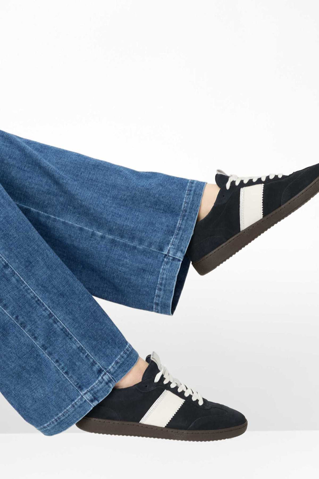 Pantalon en denim MAINE à jambes larges, tissu léger et taille élastique pour un confort optimal, accompagné de baskets décontractées.
