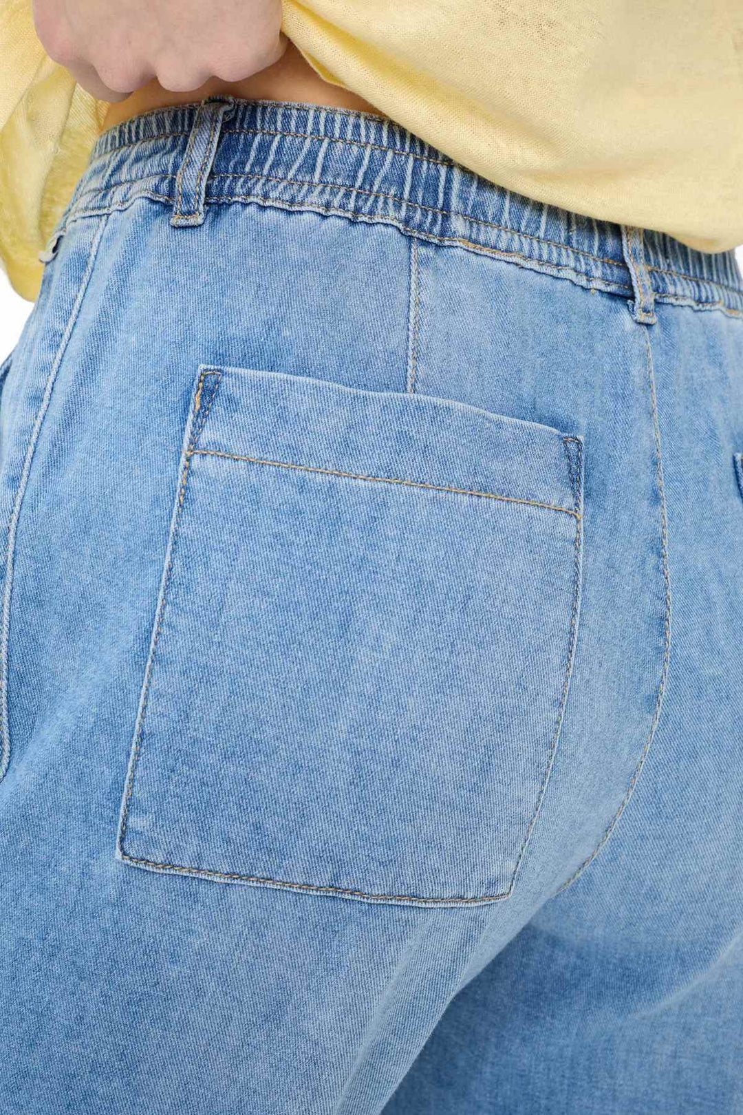 Pantalon en denim MAINE avec taille élastique et coupe large moderne, tissu léger pour confort et liberté de mouvement.