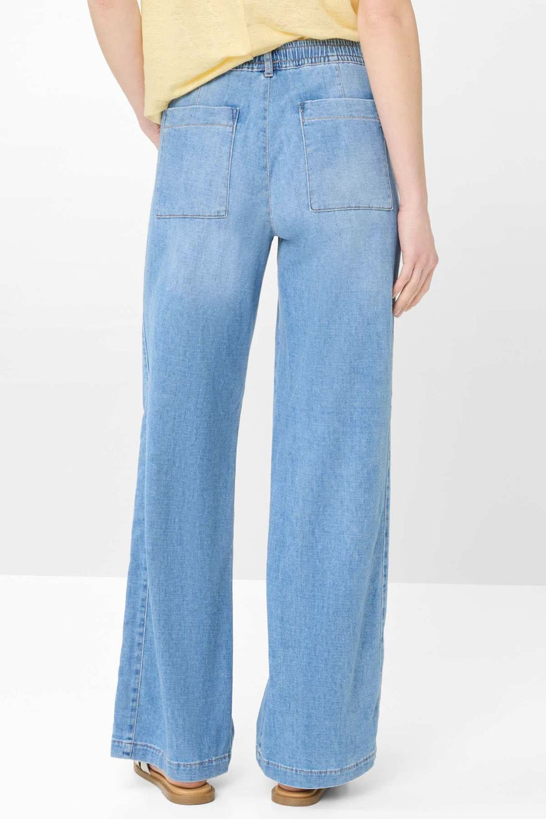 Pantalon en denim MAINE avec coupe jambe large moderne et taille élastique, offrant confort et style casual chic.