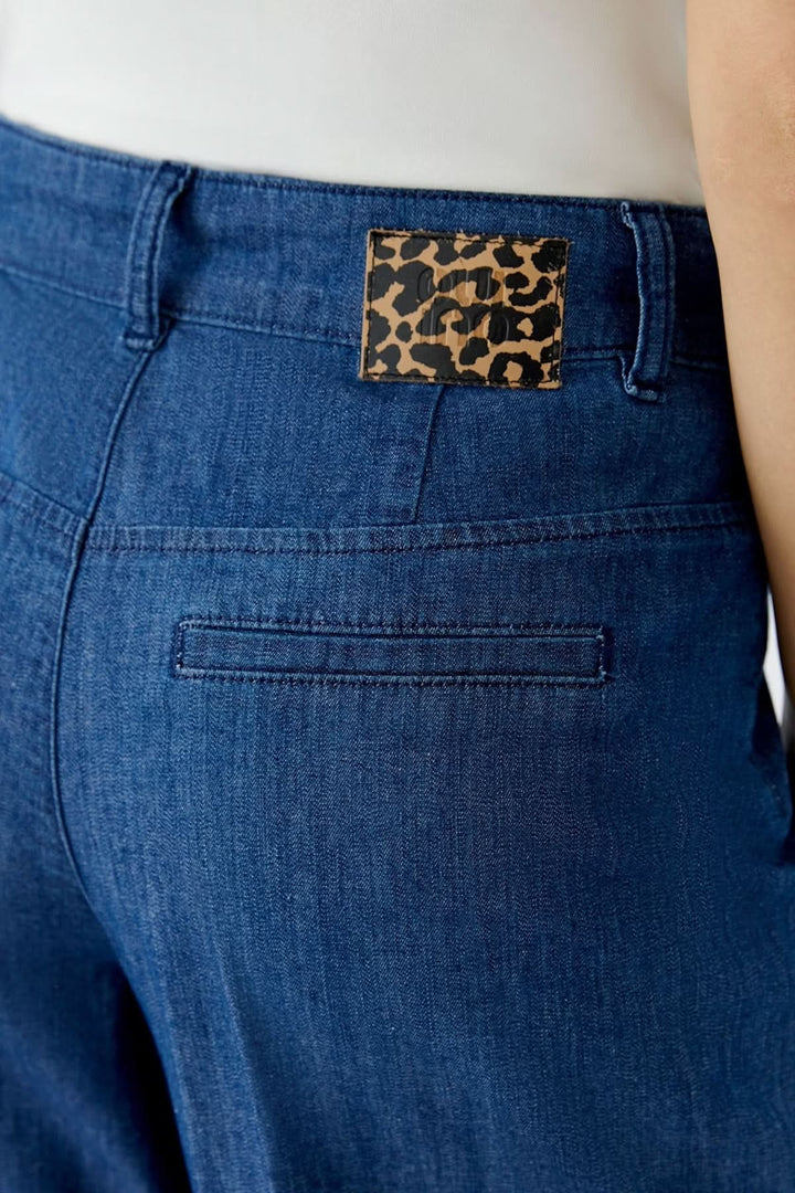 Détails du pantalon en denim à jambe large avec étiquette imprimée léopard à l&