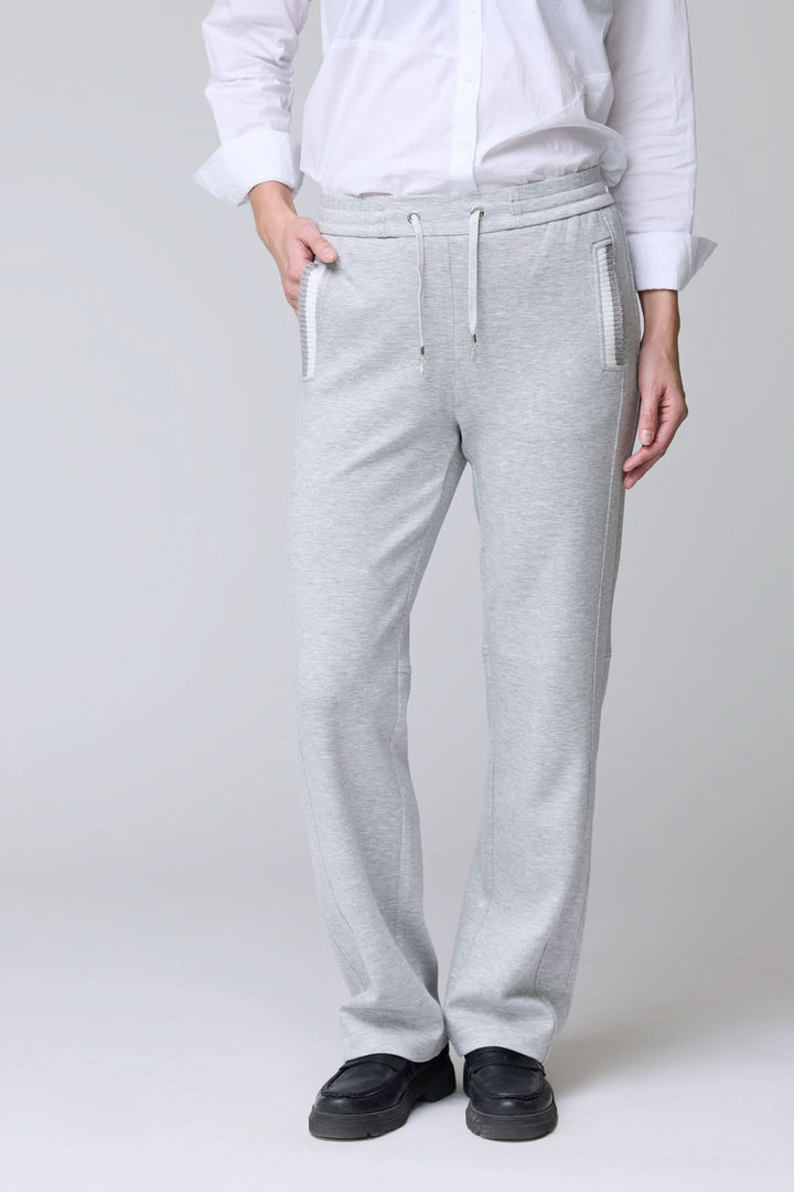 Pantalon en jersey ajustable gris avec taille élastique et cordon de serrage, confort et élégance pour un look décontracté.