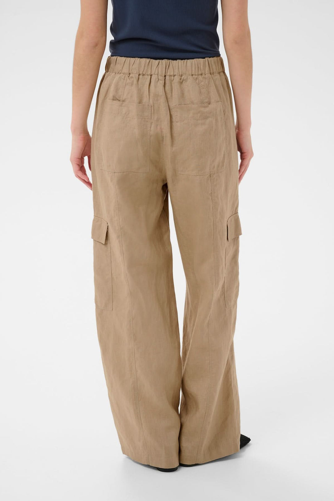 Pantalon en lin Atena avec coupe droite et ample, taille élastique et poches appliquées pour un look décontracté et pratique.
