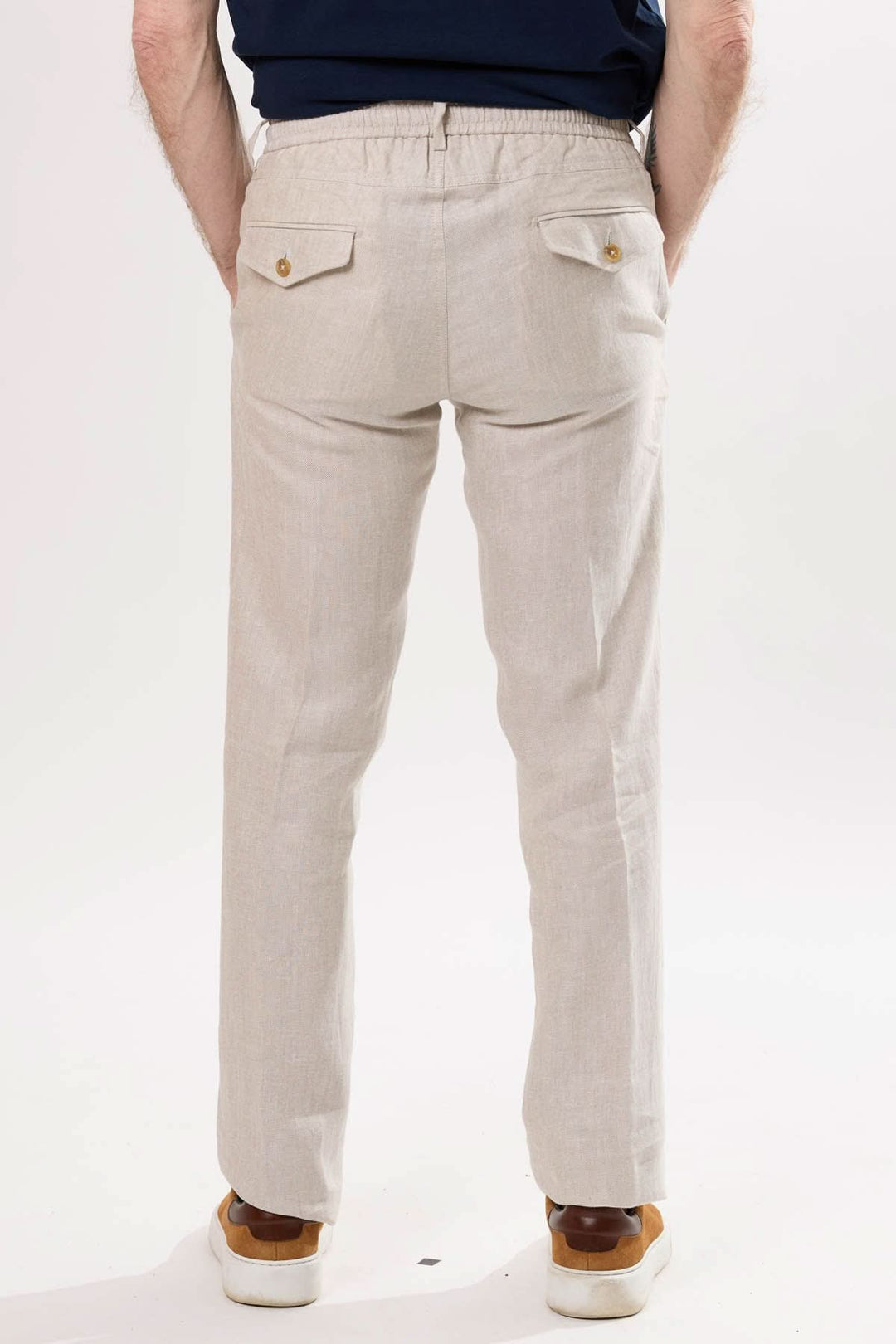Pantalon en lin beige avec taille élastique et poches, vue de dos, léger et élégant pour l&
