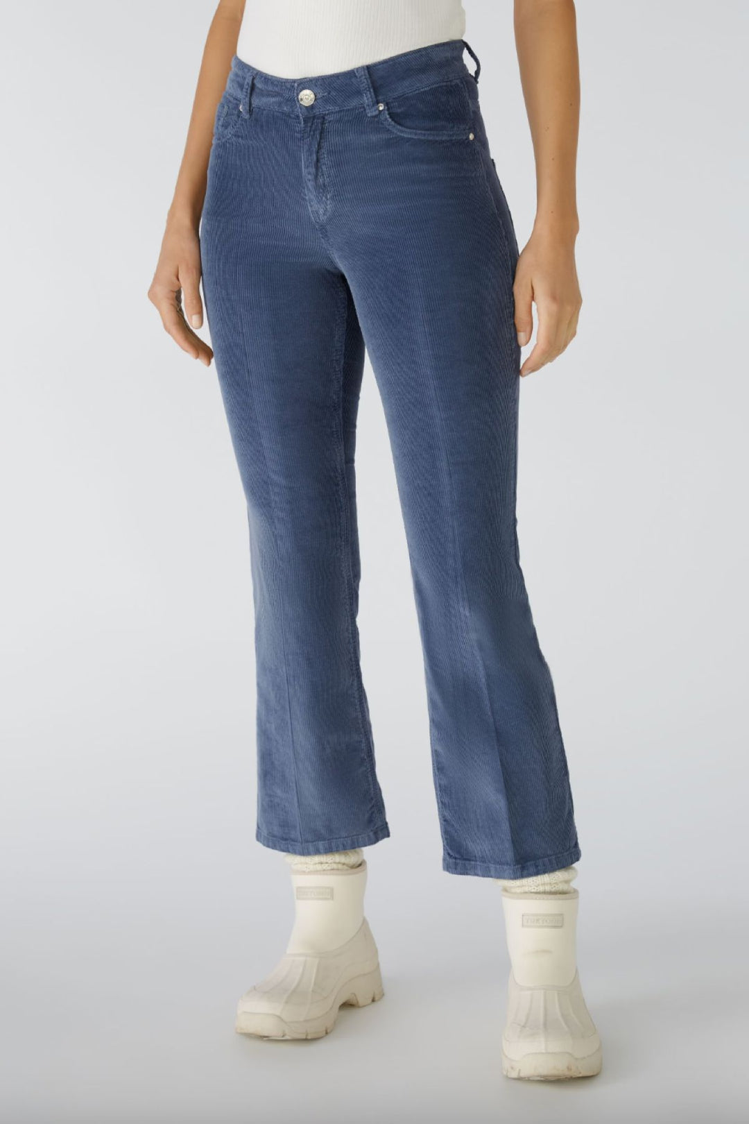 Pantalon en velours côtelé bleu, légèrement évasé, taille moyenne, longueur raccourcie, élégant et confortable.