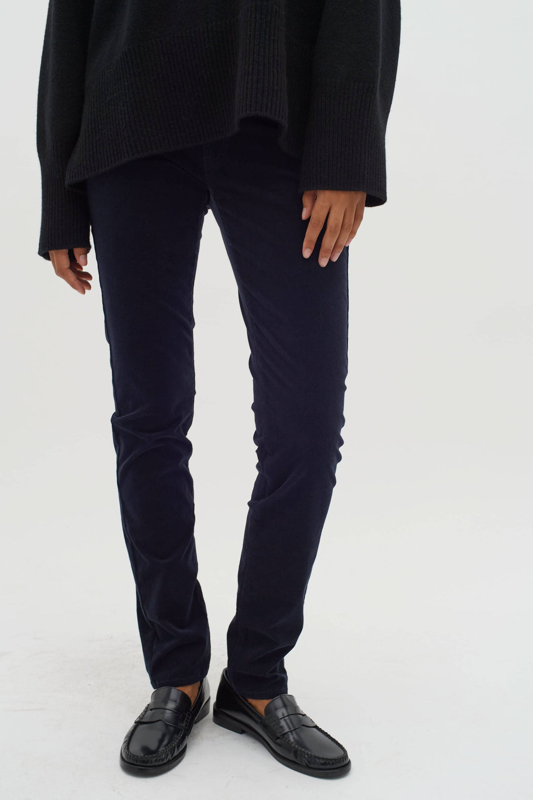 Pantalon en velours bleu marine ajusté, idéal pour l&