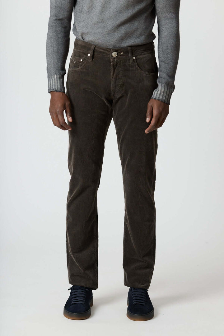 Pantalon en velours côtelé cinq poches Michelangelo en marron, coupe regular slim, sur mannequin avec pull gris et chaussures noires.