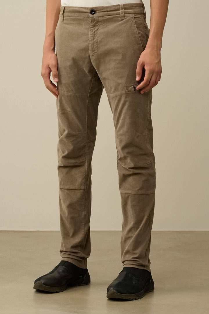 Pantalon ergonomique en velours côtelé, teinture effet usé, coupe stylée, poches zippées sur le côté.