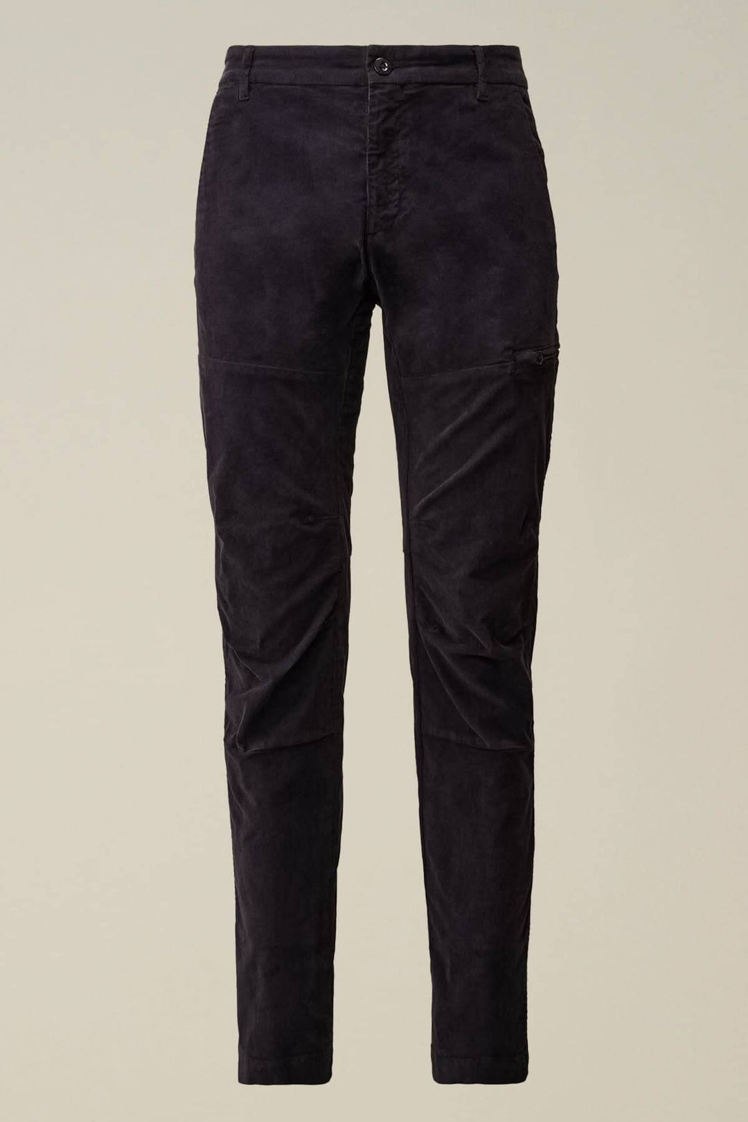 Pantalon ergonomique en velours côtelé noir avec fermeture zippée et poches, coupe moderne et style usé.