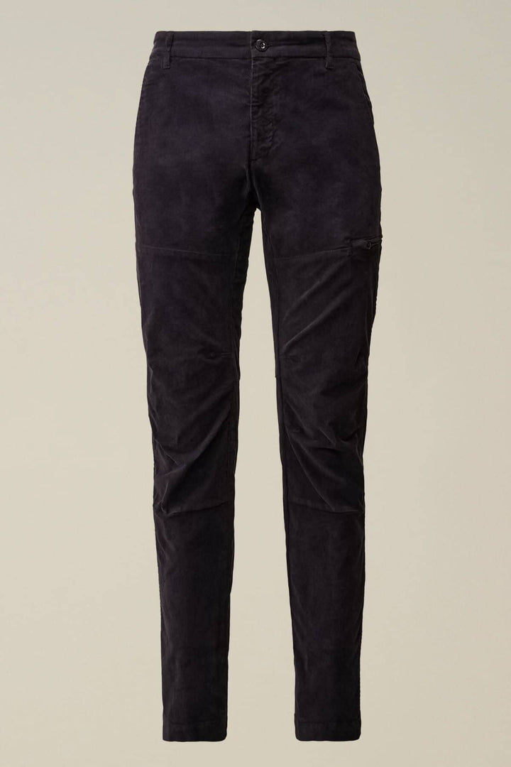 Pantalon ergonomique en velours côtelé noir avec fermeture zippée et poches, coupe moderne et style usé.