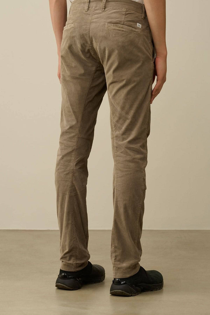 Pantalon ergonomique en velours côtelé, vue arrière, couleur beige, avec poches et coupe ajustée.