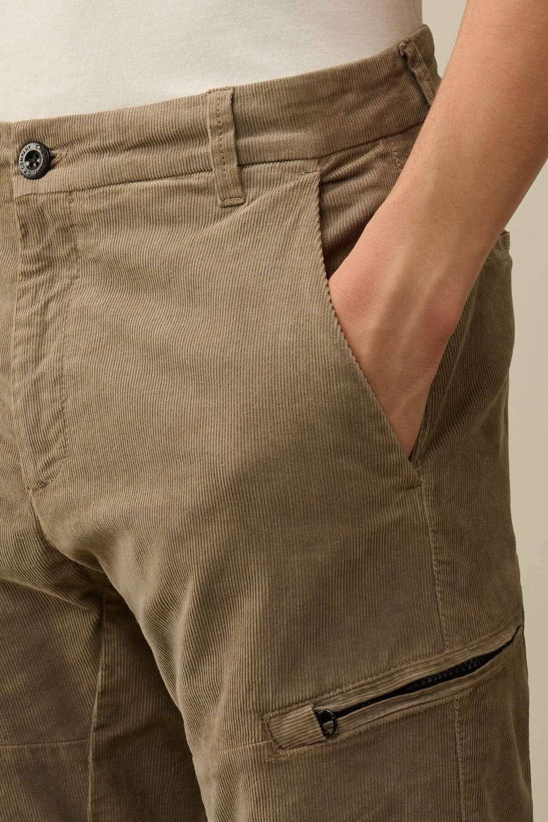 Pantalon en velours côtelé avec poches latérales et zip, offre un style ergonomique et décontracté.