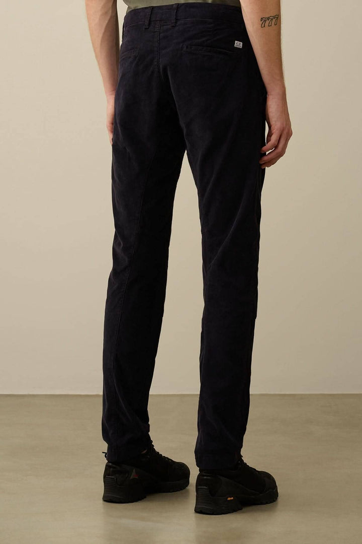 Pantalon ergonomique en velours côtelé, vue arrière, couleur noire, avec poches et coupe moderne.