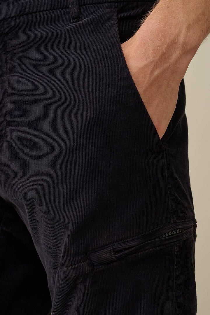 Détail du pantalon ergonomique en velours côtelé avec poches latérales et fermeture zippée.