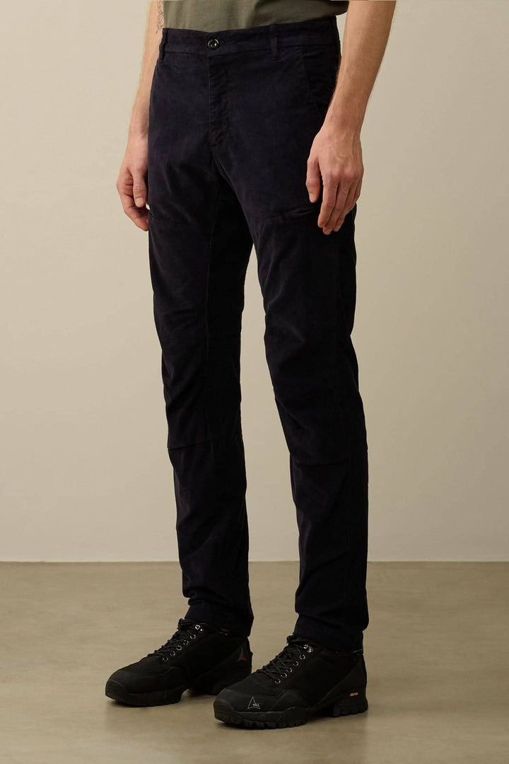 Pantalon ergonomique en velours côtelé avec fermeture zippée, style moderne et confortable.