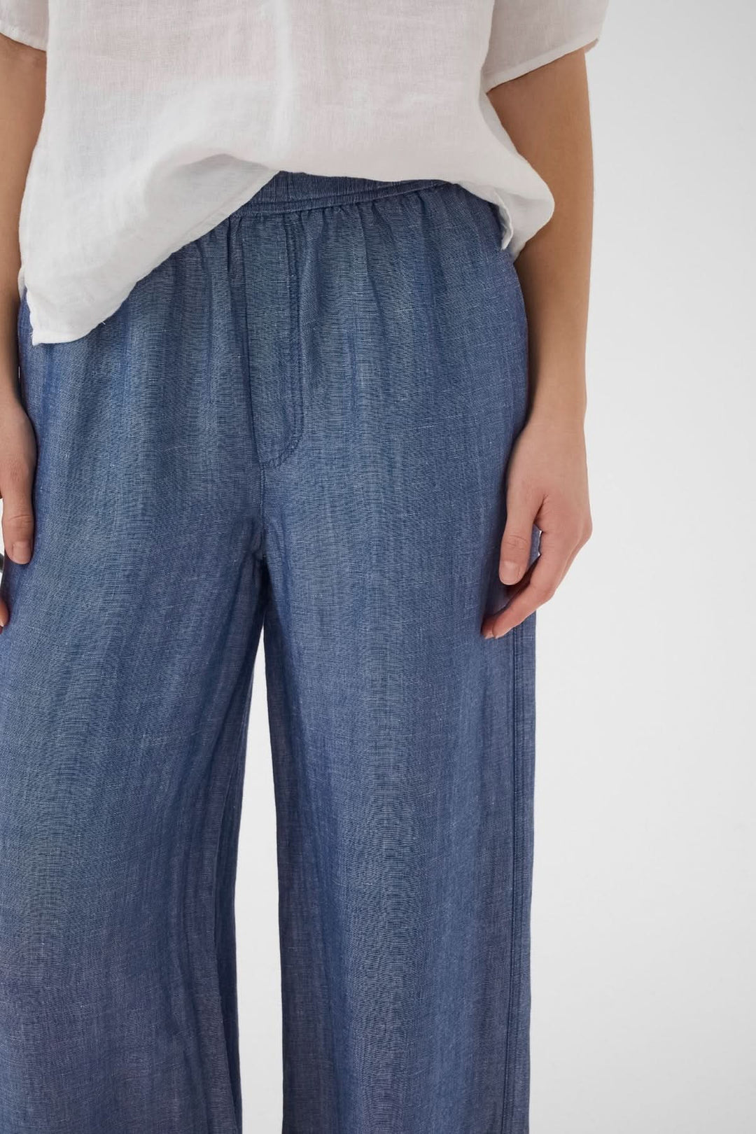 Pantalon fluide Biana avec taille élastique et coupe ample, parfait pour un style décontracté et élégant au quotidien.