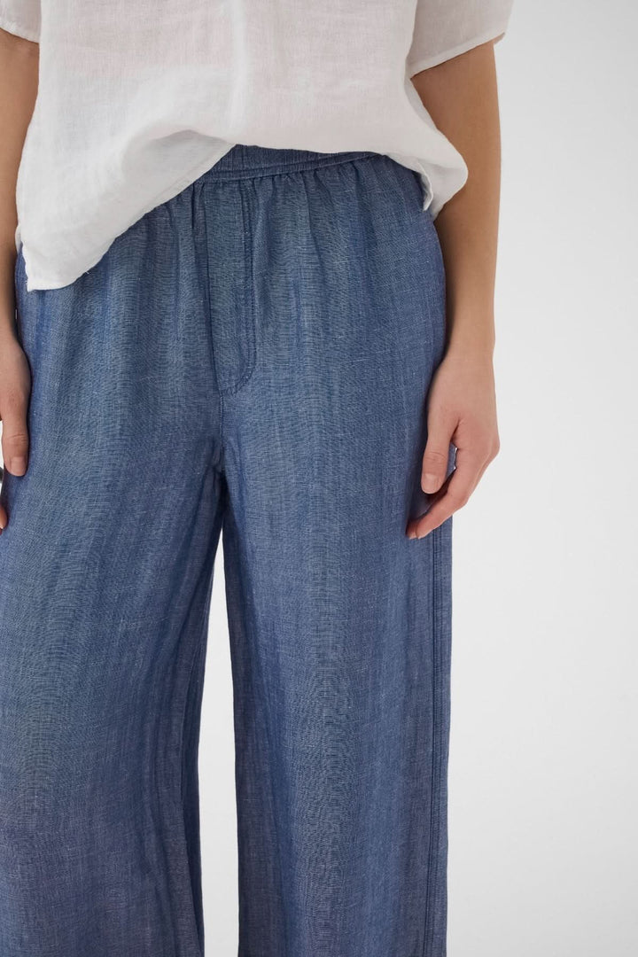 Pantalon fluide Biana avec taille élastique et coupe ample, parfait pour un style décontracté et élégant au quotidien.