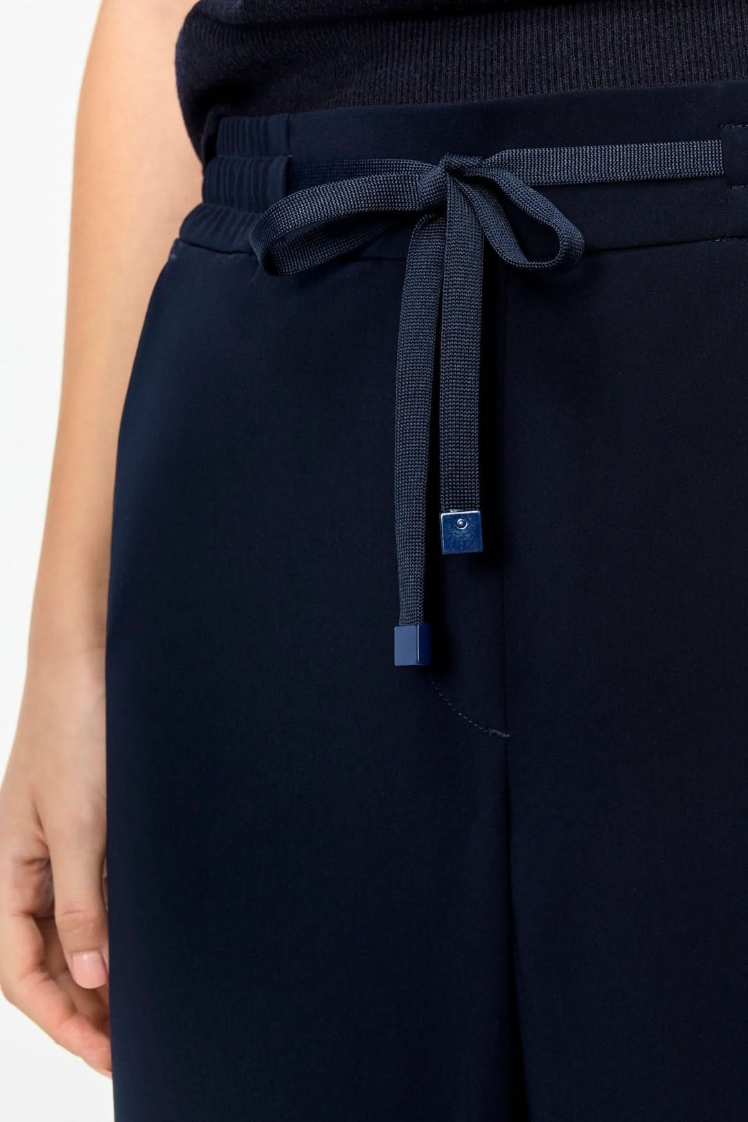 Pantalon fluide CHRISTY avec taille élastique ajustable par cordon, coupe ample et ligne épurée, idéal pour divers styles.