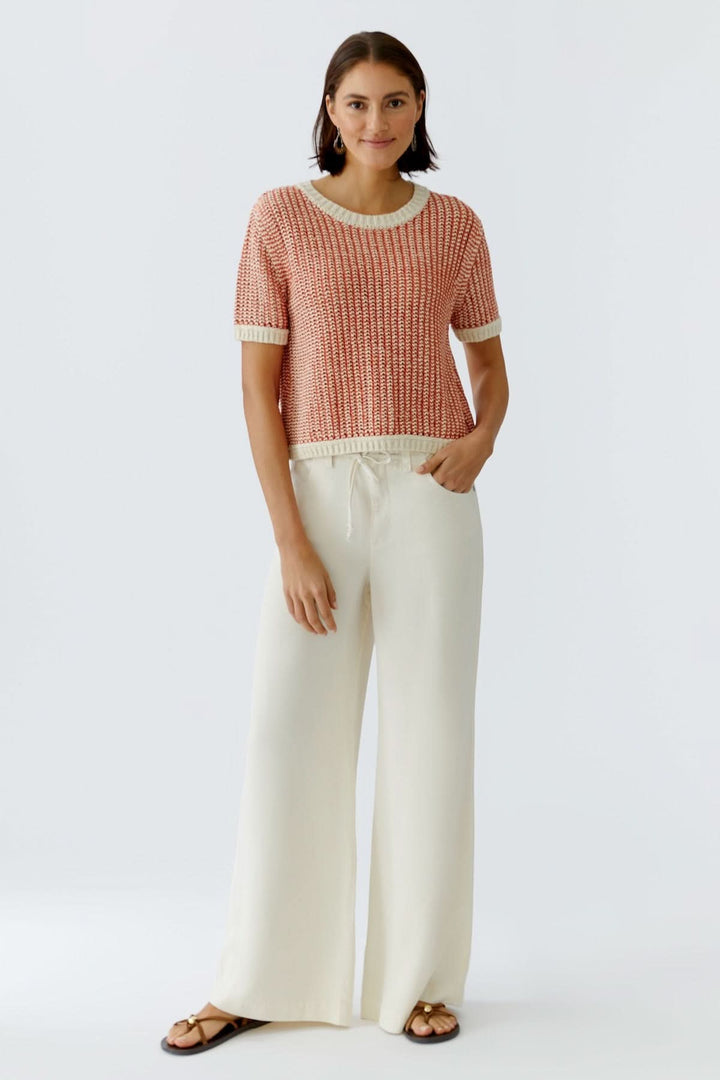 Femme portant un pantalon fluide à cordon de serrage, offrant une allure élégante et décontractée, avec un look moderne et effortless.